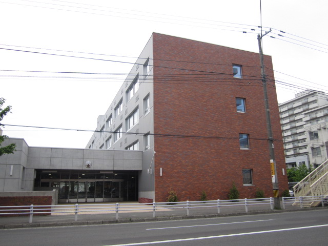 Primary school. 200m to Sapporo Municipal Maruyama Elementary School (elementary school)