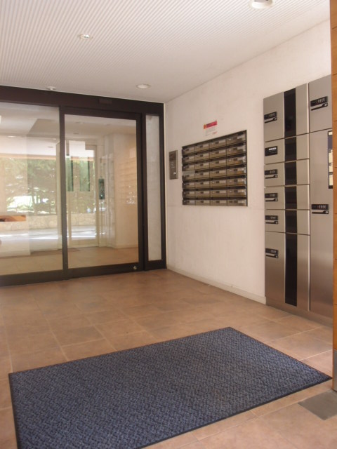 Entrance. Feeling of luxury mistaken and condominium! This is useful with a home delivery box