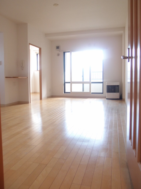 Living and room. There is a sense of open living room! The window is large, bright room! 