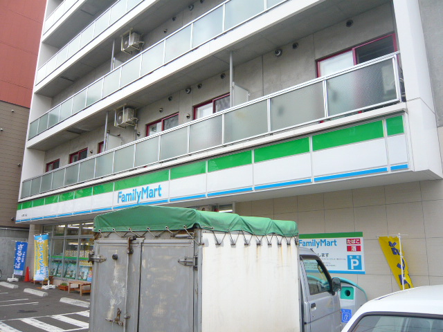 Convenience store. FamilyMart Sapporominami Article 11 store up to (convenience store) 77m