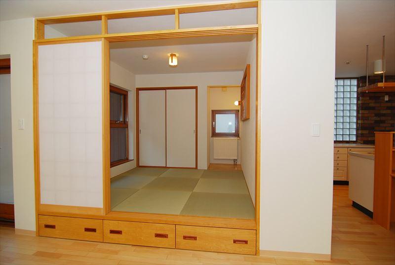 Non-living room. On the floor of a Japanese-style room has a storage space.