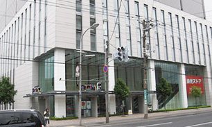 Supermarket. Toko Store Sapporo Factory store until the (super) 400m