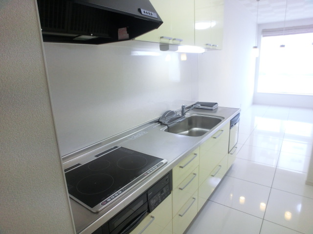 Kitchen. Three-necked IH cooking heater ☆ With dishwasher! 