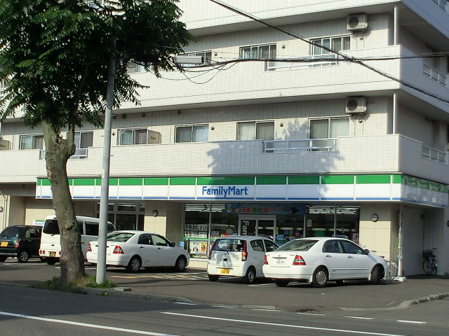 Convenience store. FamilyMart Sapporo Kita Article 6 store up (convenience store) 30m