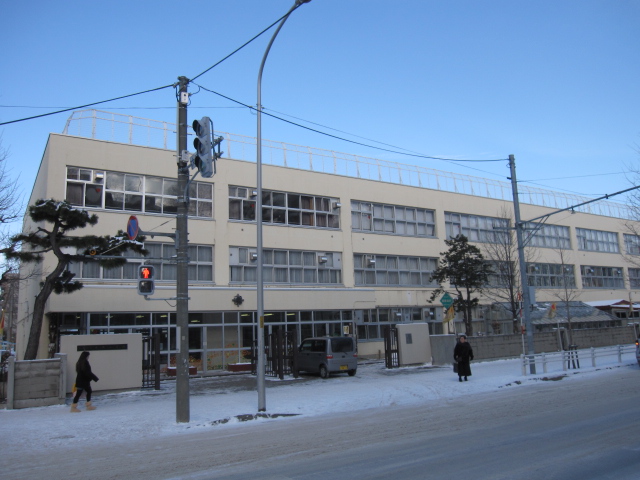 Primary school. 779m until the Sapporo City Central Elementary School (elementary school)