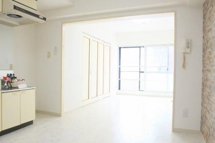 Living and room. The room is renovated popular 1LDK ☆ Pets can also be breeding