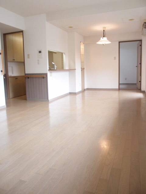 Living and room. Are decorated spacious there is a feeling of opening in the living room!