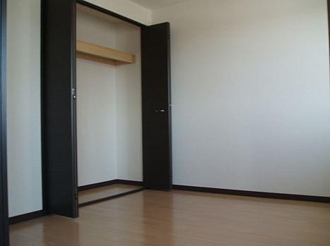 Other room space. Easy to use closet also widely ☆ 