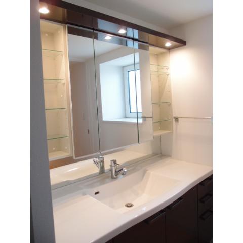 Washroom. Wash basin of a large mirror! It is easy dressing is also a convenient! 