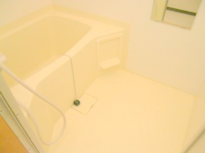 Bath. It is built shallow properties of popularity ☆ Also has a bidet ☆ 