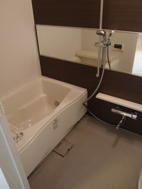 Bath. Spacious bathroom! Also safe bathing for families in-out add fueled! ! 