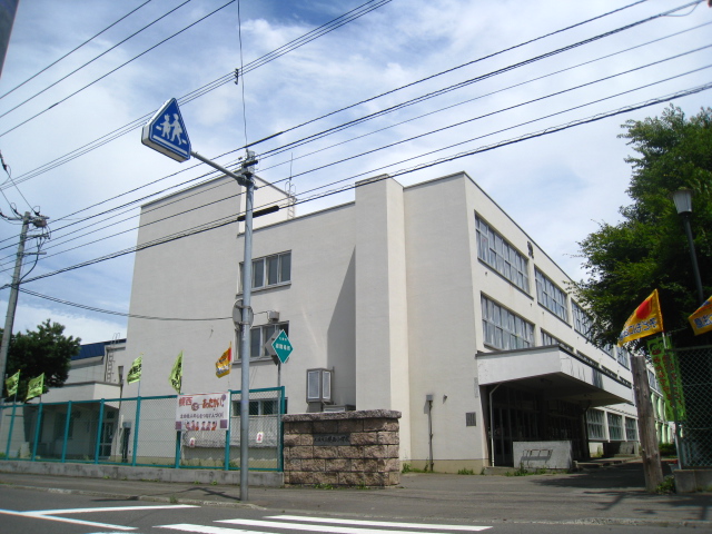 Primary school. 600m until the hood Nishi Elementary School (elementary school)