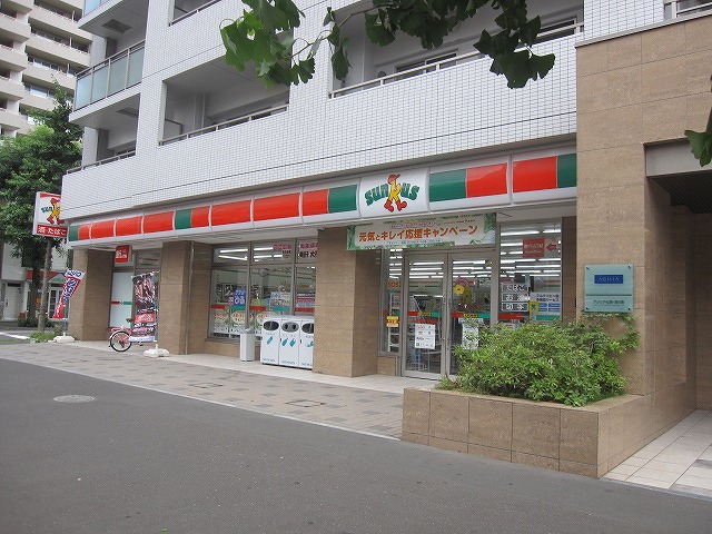 Convenience store. Thanks Sapporo Maruyama back approach to a shrine store up to (convenience store) 160m