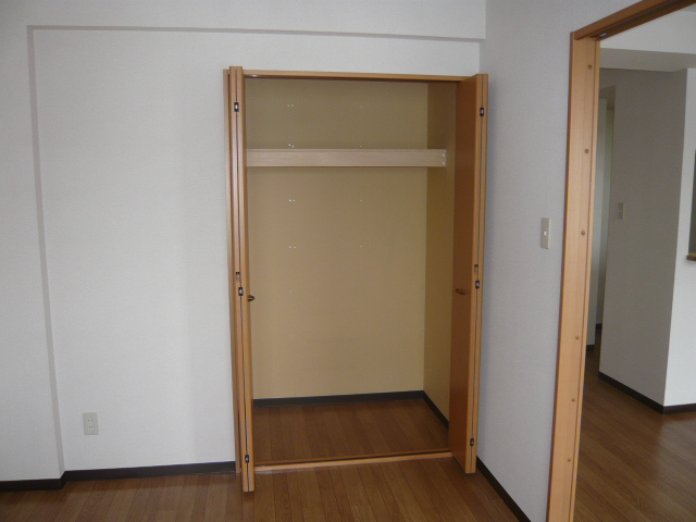 Receipt. Western-style is the storage. You can use widely the room because it is in each room. 