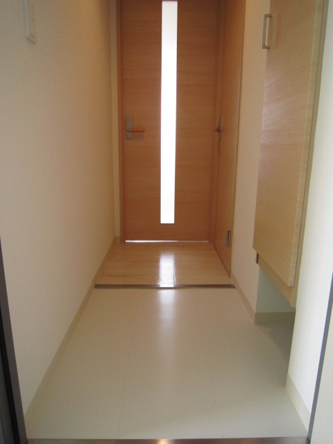 Entrance. Spacious clean some entrance! Shoe box also large capacity! 