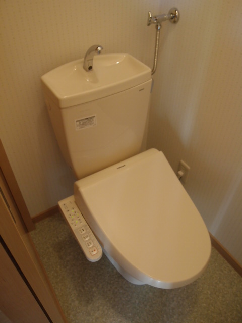 Toilet. Since the Washlet is complete you can comfortably use throughout the year! 