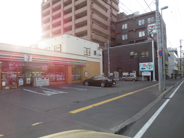 Convenience store. Seven-Eleven Sapporo Maruyama back approach to a shrine store up to (convenience store) 329m