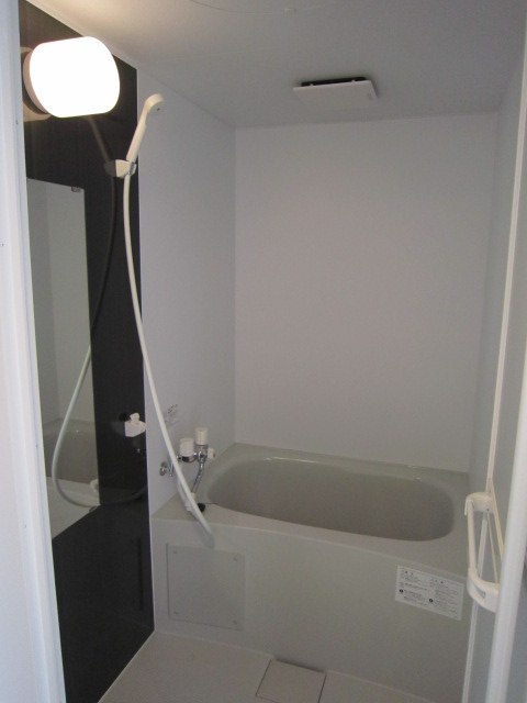 Bath. It is a bathroom that is clean! You spacious and comfortably put! 