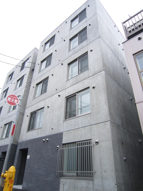 Living and room. It is the appearance of stylish driving range! In front a convenience store good location! 