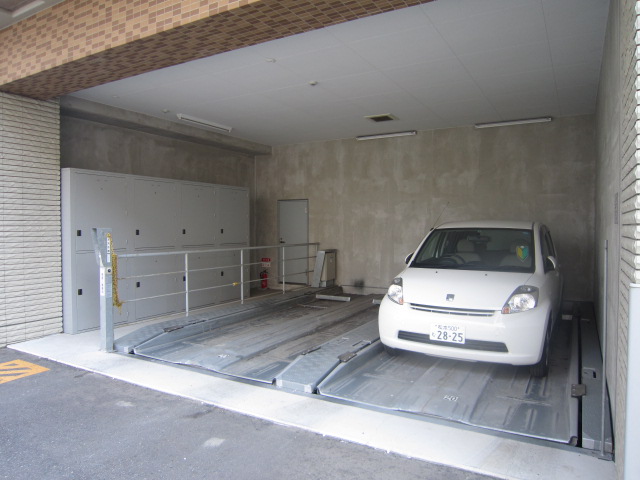 Parking lot. It is also equipped with indoor parking! On-site load heating equipped