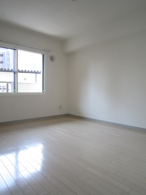 Other room space. Western-style is also widely a clean interior! The window is large, bright room! 