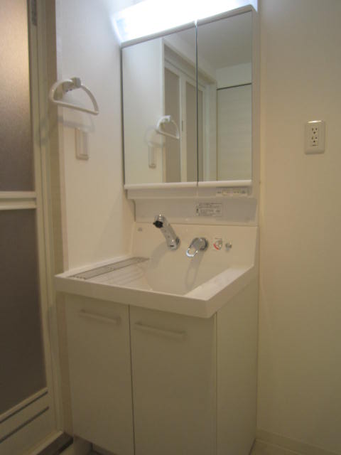 Washroom. Stylish shampoo dresser! Mirror also big GOOD! 