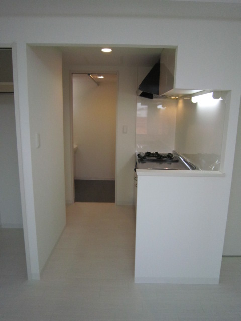 Kitchen. It is widely convenient kitchen scan pace! Put firmly refrigerator! 