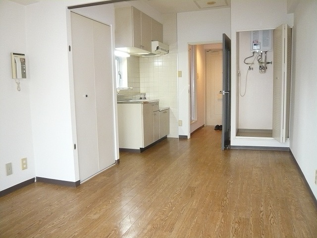Living and room. Storage is also large ☆