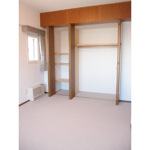 Other room space. Safe even one with a lot of luggage because the bedroom is also with storage of large capacity! 