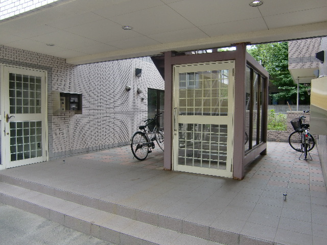 Other common areas. Grounds are spacious, Open space (The photo shows the front door before the entrance)