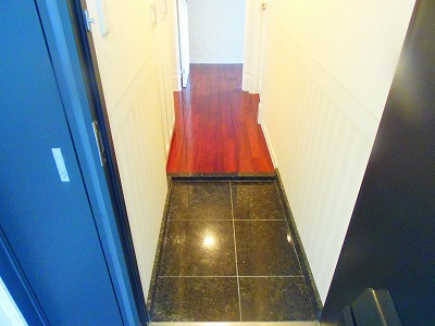 Entrance. Spacious utilized in with shoes BOX! 