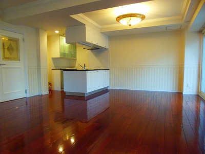 Living and room. It is conveniently located a 3-minute walk from Nishi 18-chome Station! 