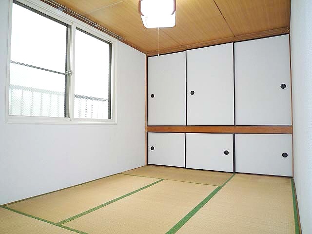 Other room space. Is a Japanese-style room. Tatami is also beautiful! 