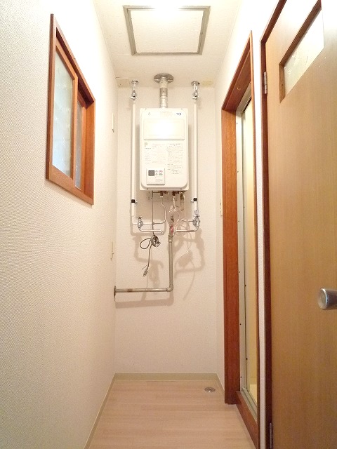 Washroom. There is also a washing machine Storage ☆ 