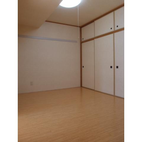 Other room space. I Because flooring building of Japanese-style harmony with the other rooms are taken. 