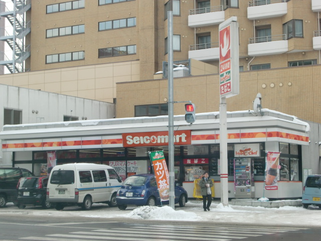 Convenience store. 120m to the store (convenience store) was the Seicomart