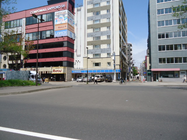 Convenience store. Lawson Sapporominami Article 4 West fifteen-chome up (convenience store) 77m