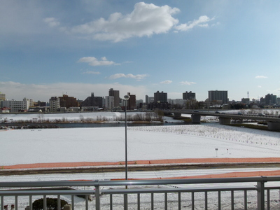 Balcony. Overlooking the Toyohira River from the balcony! Without any day good building that blocks! 