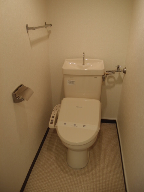 Toilet. Since the Washlet is complete you can comfortably use throughout the year! 