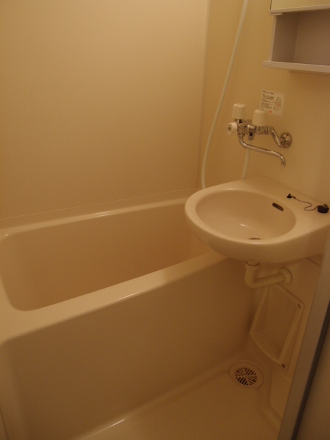 Bath. Spacious bathroom! We'll take a tired leisurely! 