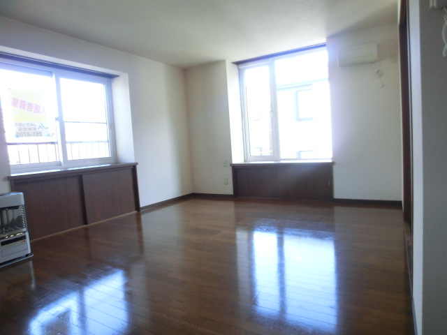 Living and room.  ☆ Sunny spacious living ☆ 