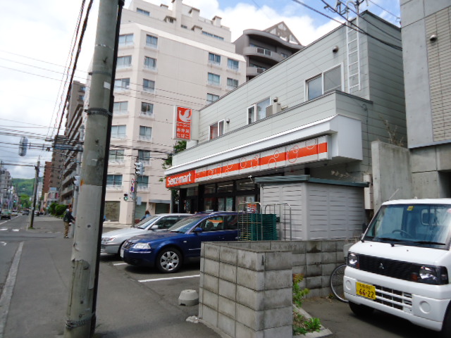 Convenience store. Seicomart back approach to a shrine store up to (convenience store) 303m