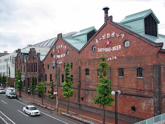 Shopping centre. Sapporo Factory Frontier Museum until the (shopping center) 453m