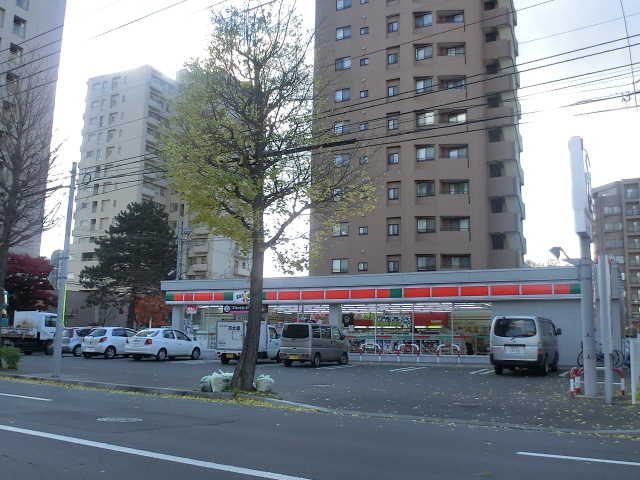 Convenience store. 30m until Thanksgiving Sapporominami Article 5 West store (convenience store)