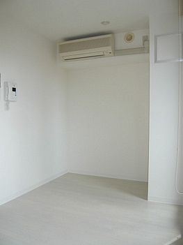 Other room space. White base of the simple and stylish interior. It is air-conditioned. 