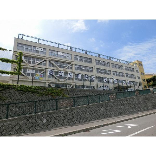 Primary school. Sapporo Municipal Okurayama to elementary school 350m Okurayama elementary school