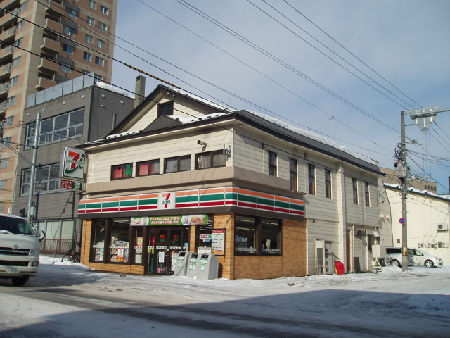 Convenience store. Seven-Eleven North Article 2 store up (convenience store) 279m