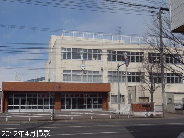 Primary school. 50m to Sapporo Municipal Miyanomori elementary school (elementary school)