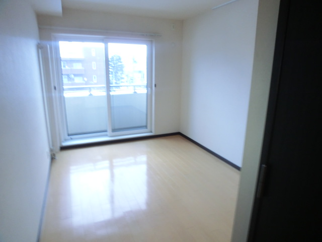 Other room space. All rooms flooring. Closet also available ☆ 