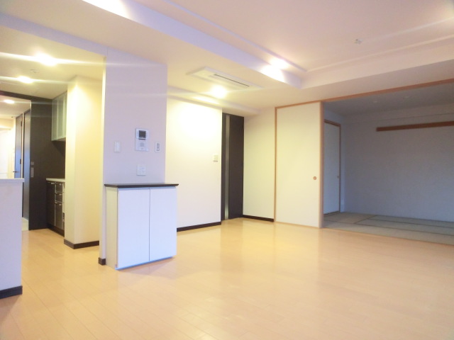 Living and room. Wide Japanese-style living room More ☆ 